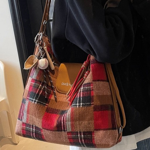 A new 2024 autumn and winter versatile commuter single-shoulder crossbody bag with a simple and casual soft surface and large capacity, featuring a checkered pattern on both shoulders details Picture