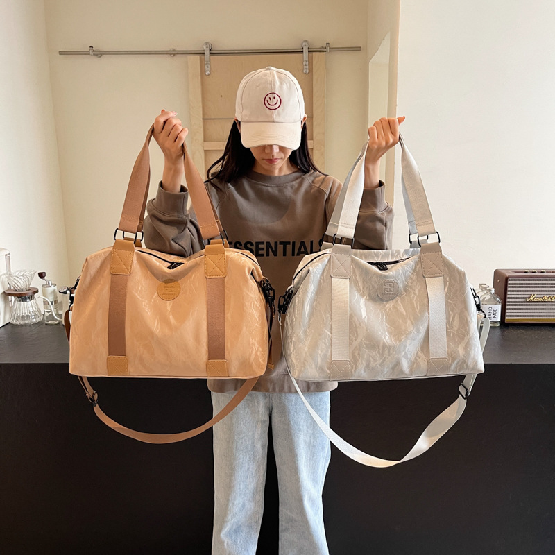 Fashionable and lightweight short-distance travel bag, hand-held and shoulder-loaded sports yoga fitness bag, large-capacity simple and casual luggage bag full figure