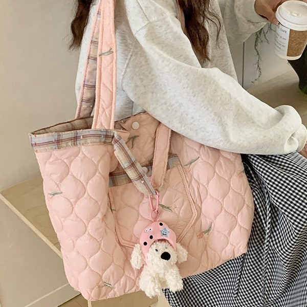 New large-capacity tote bag, versatile handbag, cartoon underarm bag, casual and girlish style, lazy pink shoulder bag Application Scenario