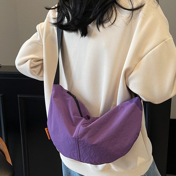 New Spring/Summer 2025 fashionable retro casual large-capacity bag, women's dumpling bag, work commuting design underarm bag Application Scenario