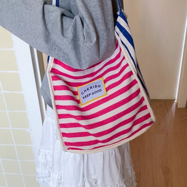 Fashionable striped color-blocking bag, new spring trendy, casual and versatile, large-capacity single-shoulder bag, striped canvas bag Application Scenario