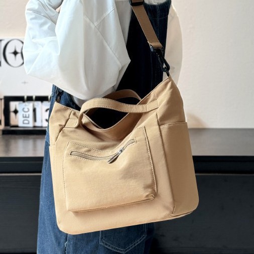 Nylon bag for women with large capacity, 2025 new style simple college student bag, single-shoulder bag for books and classes, commuter tote bag Application Scenario