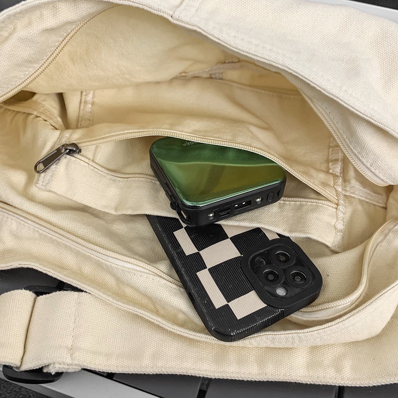 Japanese-style canvas crossbody bag for women, in an Instagram casual, artistic, retro and laid-back style, single-shoulder bag for men, a backpack for college students' classes Application Scenario