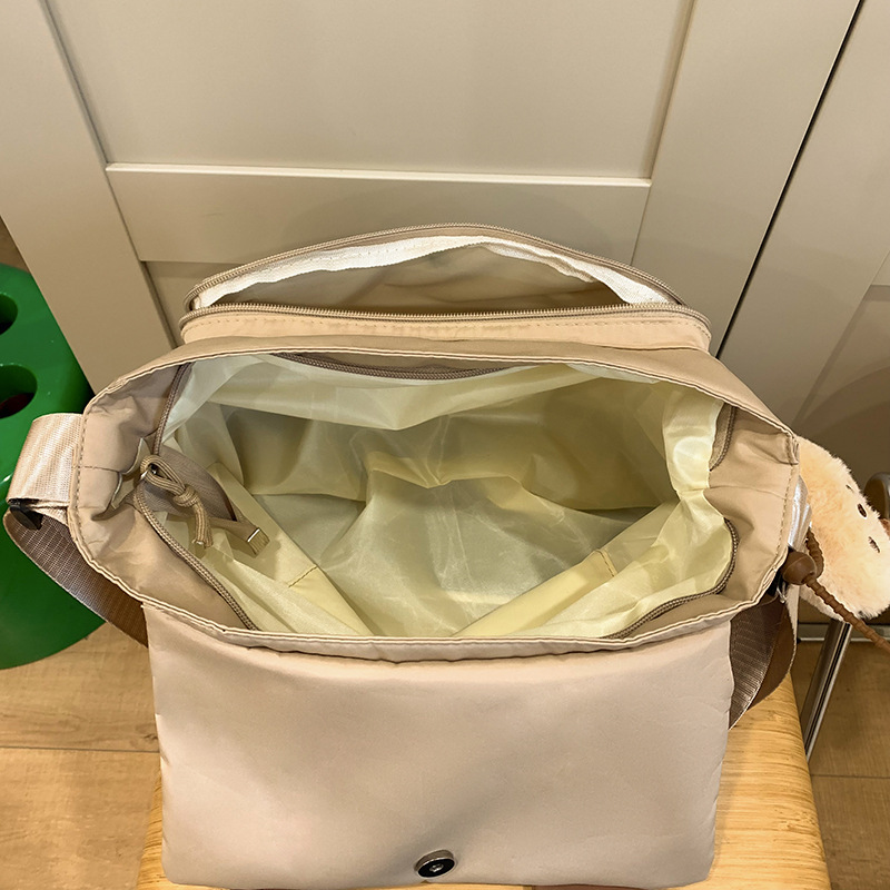 Cute cartoon, high appearance level single-shoulder bag, Japanese sweet and soft girl, versatile student crossbody bag, cute and funny postman bag Application Scenario