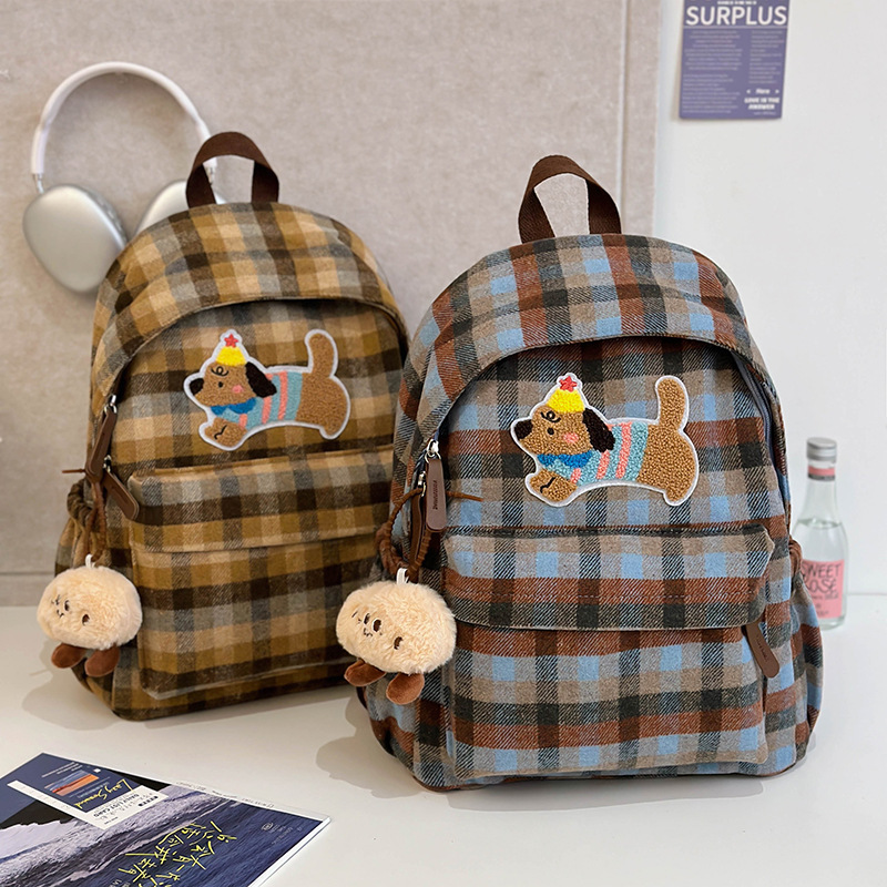 This Korean version of a large-capacity checkered backpack is a simple, cute and cartoonish lightweight backpack for middle and high school students on campus full figure