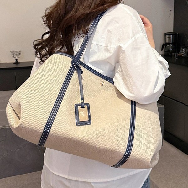 High-end patchwork canvas large-capacity tote bag for women 2025 new style commuting casual shopping bag, single-shoulder armpit bag Application Scenario