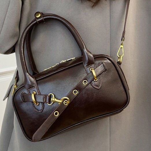 High-end texture casual hand-held shoulder bag for women, a new style of fashionable and retro crossbody bowling bag for autumn and winter 2024 full figure