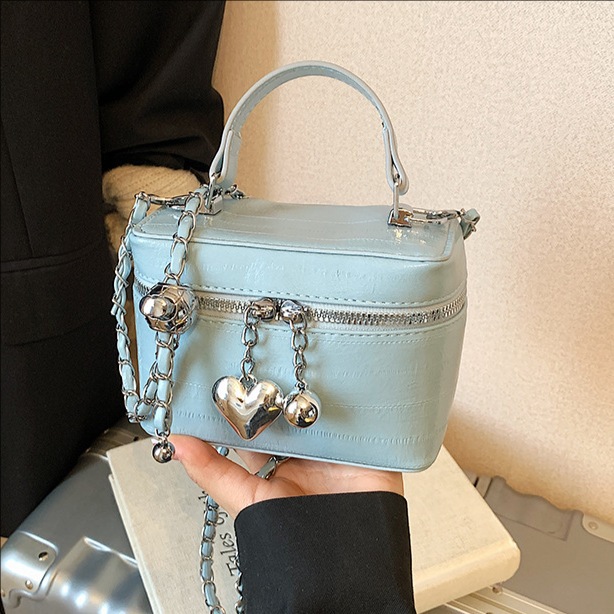2025 New bestseller fashion chain hand-held box bag for women, high-end quality crossbody bag, solid color simple single-shoulder bag full figure