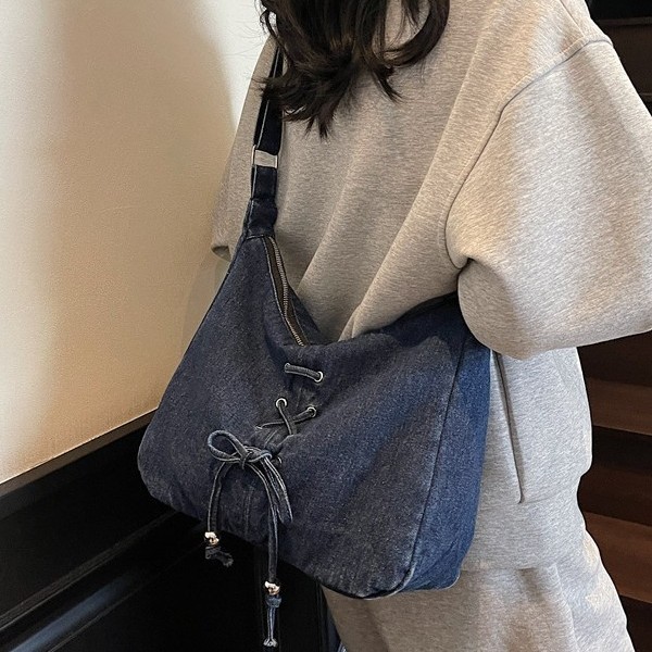 2025 Retro denim crossbody bag, artistic commuting single-shoulder bag, Korean-style laid-back casual bow crossbody bag Application Scenario