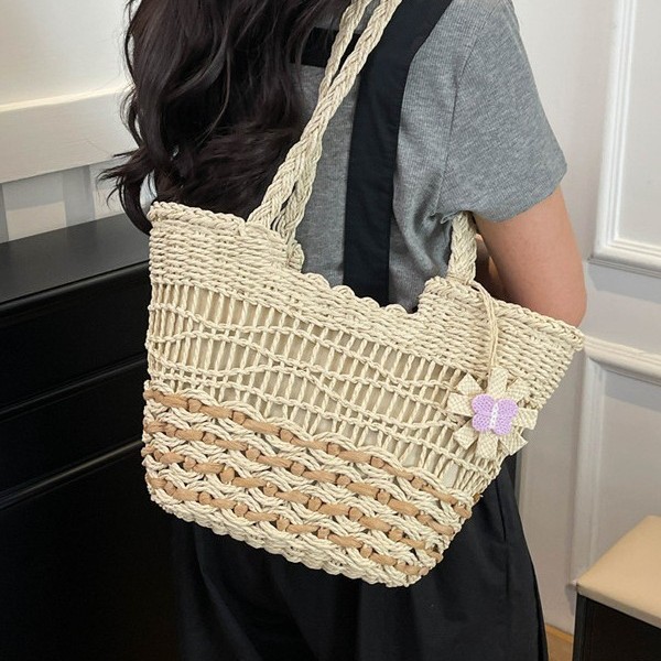 2025 New butterfly flower color-blocking paper rope woven bag, single-shoulder straw woven bag, casual ladies' bag, beach vacation Application Scenario