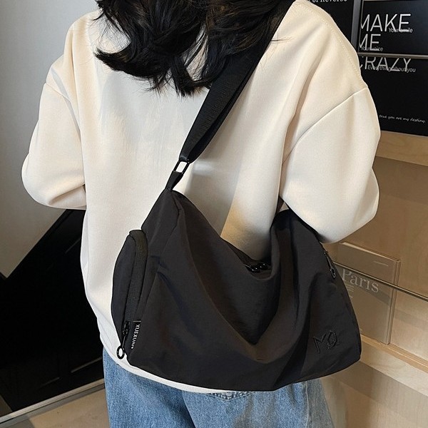 Large-capacity cloth bag, single-shoulder bag for women, 2025 new lightweight and casual crossbody bag, simple bucket bag for spring and summer commuting details Picture