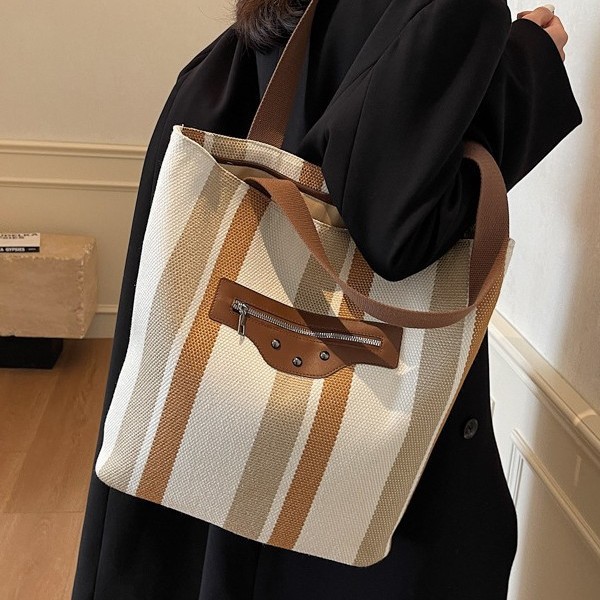 New autumn and winter fashion striped commuting large-capacity, lightweight, casual and laid-back style single-shoulder bag, school-style bag details Picture