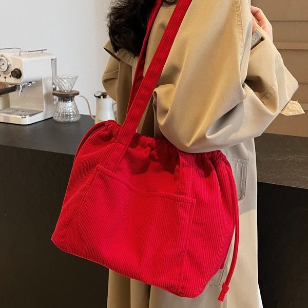 New casual 2024 autumn/winter single-shoulder bag for girls, large-capacity handbag, lightweight and versatile, laid-back style bucket bag Application Scenario