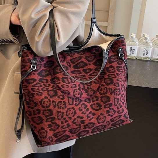 The 2024 new autumn and winter retro and unique leopard print crossbody bag is a versatile single-shoulder tote bag for commuting Application Scenario