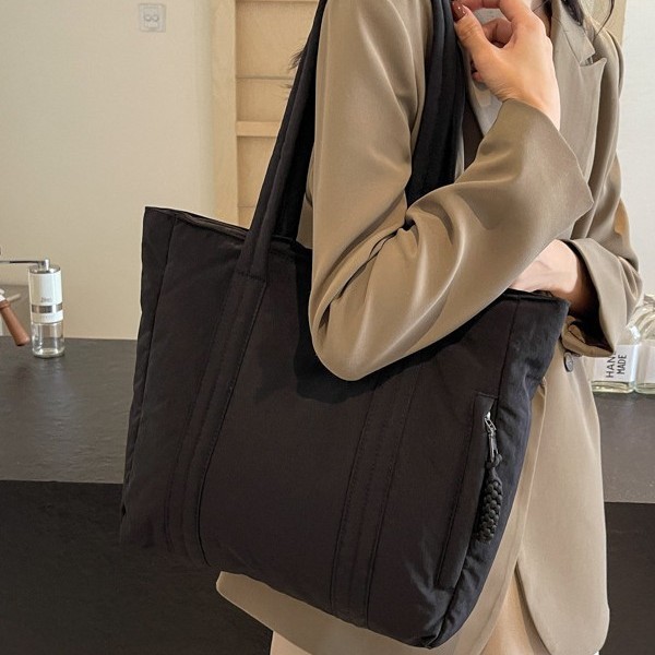 Large-capacity commuting single-shoulder bag for 2024, new women's casual and versatile cotton jacket bag, autumn and winter design tote bag Application Scenario