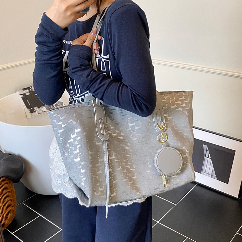 Fashionable and trendy large-capacity tote bag for women 2025 new style, versatile and high-end quality, single-shoulder armpit bag for class and commuting Application Scenario