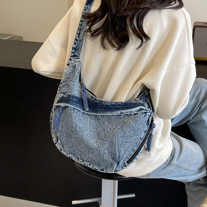 Japanese-style InS-style casual and versatile canvas bag, crossbody bag, large-capacity dumpling bag for female college students' commuting to class Application Scenario
