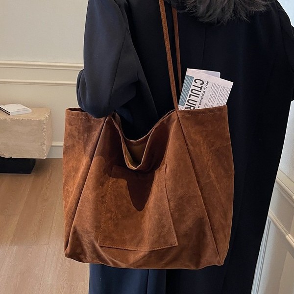 Casual Instagram laid-back sail bag, women's single-shoulder bag, large bag, versatile hand-held large-capacity shopping bag for artistic students Application Scenario