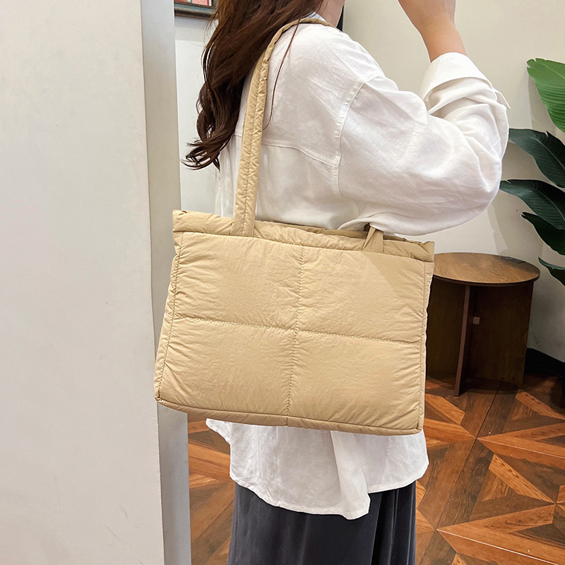 A niche design cotton-padded handbag for women, 2024 new Korean style square small bag, solid color simple underarm single-shoulder bag full figure