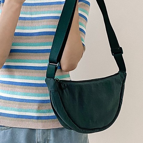 The new 2024 autumn/winter collection features a lightweight and versatile crescent-shaped bag, a large-capacity solid-color single-shoulder crossbody bag, and a fashionable dumpling bag full figure