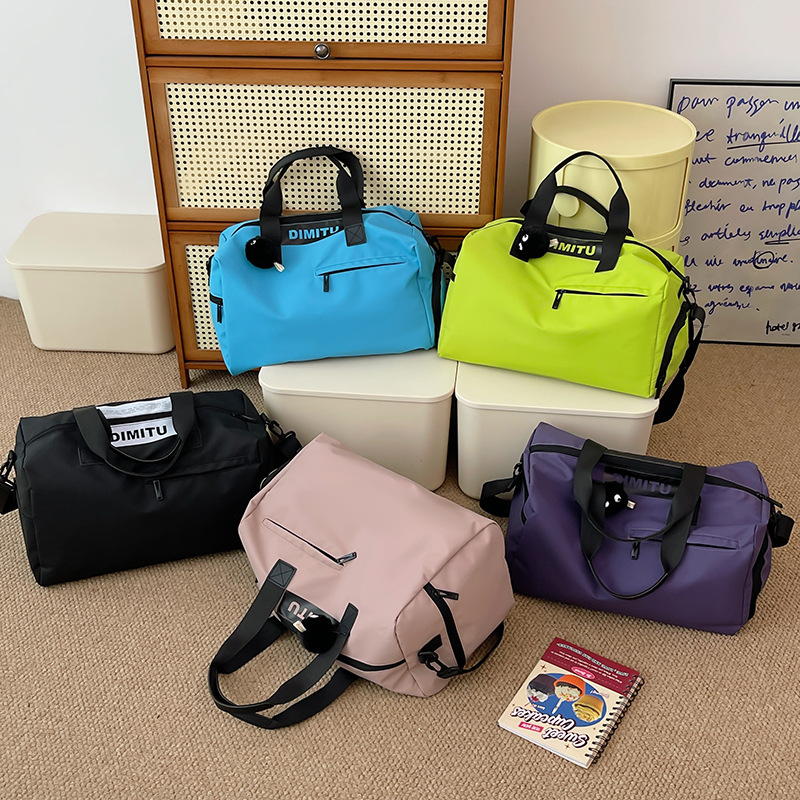 Fashionable, simple and large-capacity travel handbag, dry-wet separated swimming and fitness bag, trendy and lightweight carry-on luggage bag Application Scenario