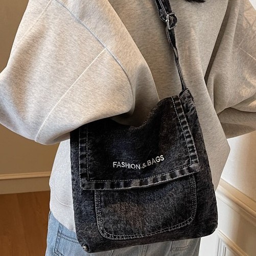 Retro denim bag for autumn and winter, a new Korean-style casual, fashionable and simple single-shoulder bag with a large capacity and a college-style crossbody bag details Picture