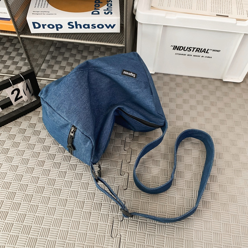 Japanese-style retro versatile denim crossbody bag, student casual large-capacity single-shoulder bag, artistic and stylish couple commuting bag Item Picture