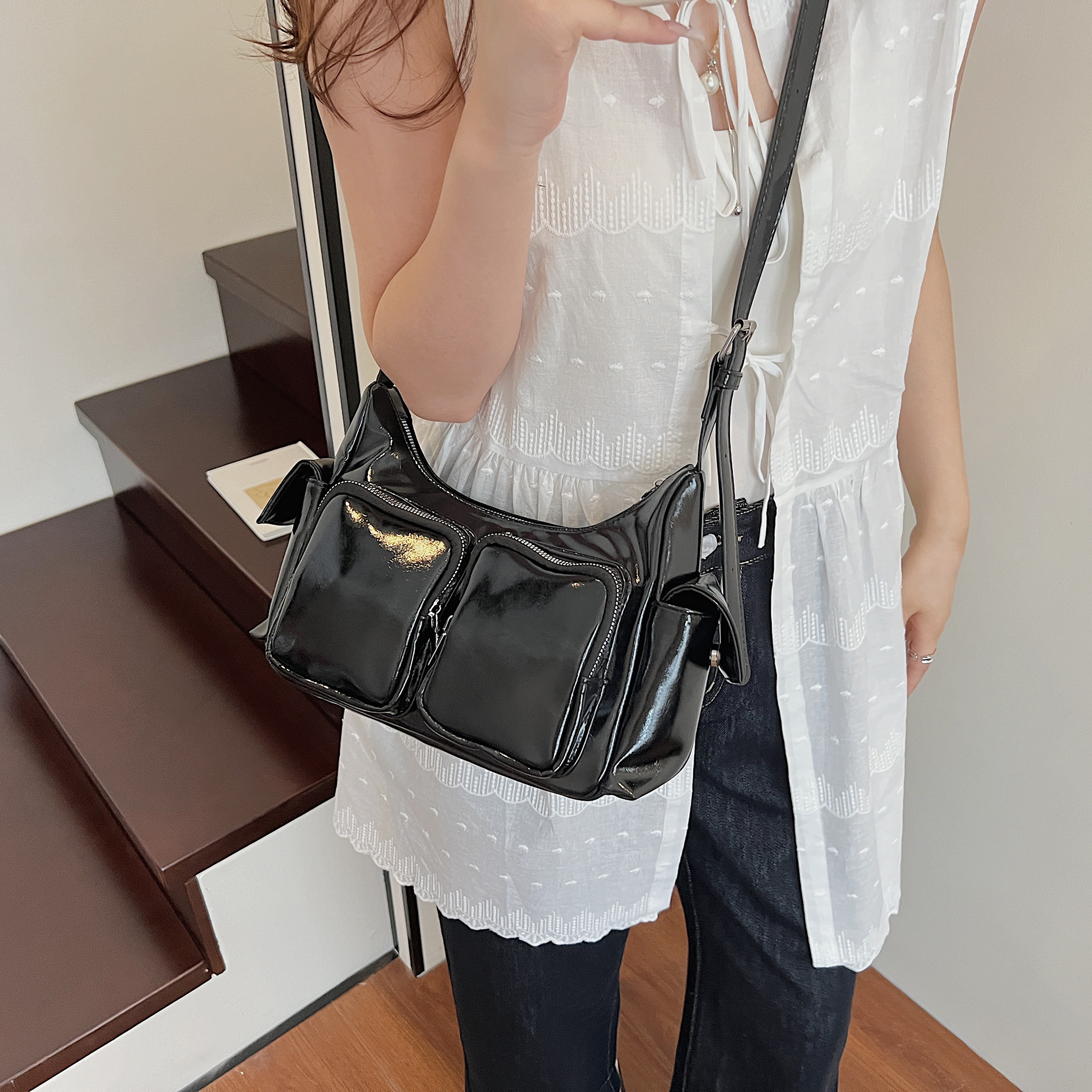 A niche design, Korean style, stylish and chic 2025 new texture, casual, multi-pocket, single-shoulder, underarm tote bag for women Application Scenario