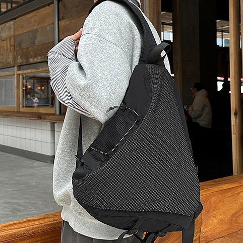 Solid color simple large-capacity chest bag, 2025 new outdoor cycling casual crossbody bag, waterproof backpack for going out and playing Application Scenario
