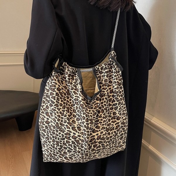 2024 Foreign trade leopard print canvas bag, a laid-back commuting style fashionable handbag, a large-capacity single-shoulder tote women's bag from Europe and America Application Scenario