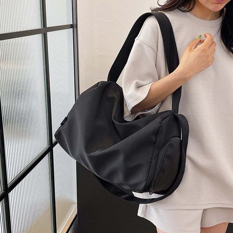 Solid-color simple and casual fitness bag, large-capacity short trip single-shoulder crossbody bag, lightweight nylon hand-held travel bag full figure