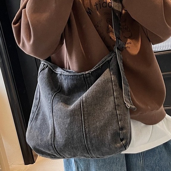 A fashionable handbag with a niche and versatile style. This new single-shoulder casual denim bag is durable, has a large capacity, is sturdy and laid-back details Picture