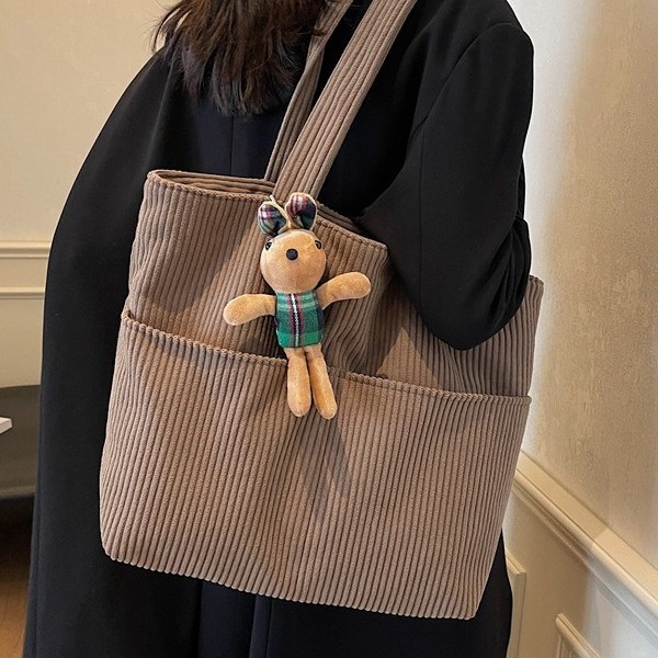 The new corduroy single-shoulder bag for autumn and winter is fashionable and versatile. The large-capacity corduroy gentle style underarm bag is a retro bag Application Scenario