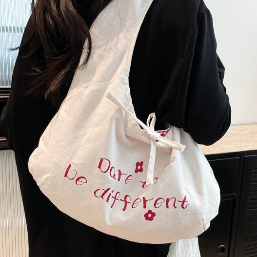 The new 2025 model of a niche designer's large-capacity casual commuting dumpling bag with pleated crossbody tote full figure