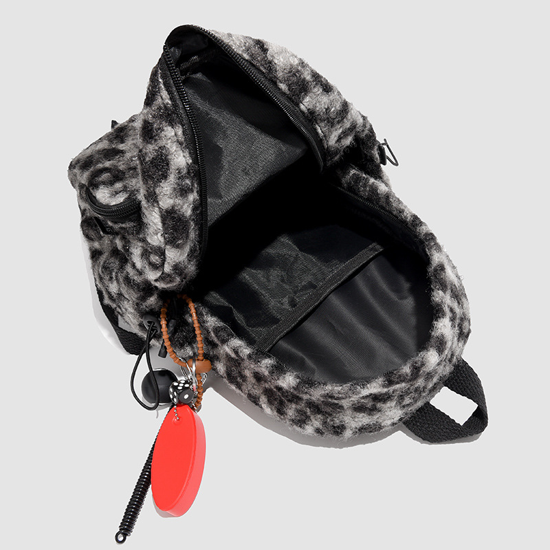 Leopard print backpack for women, 2024 New style, trendy, large-capacity, lightweight travel bag, daily commuting, plush lady's small backpack Application Scenario