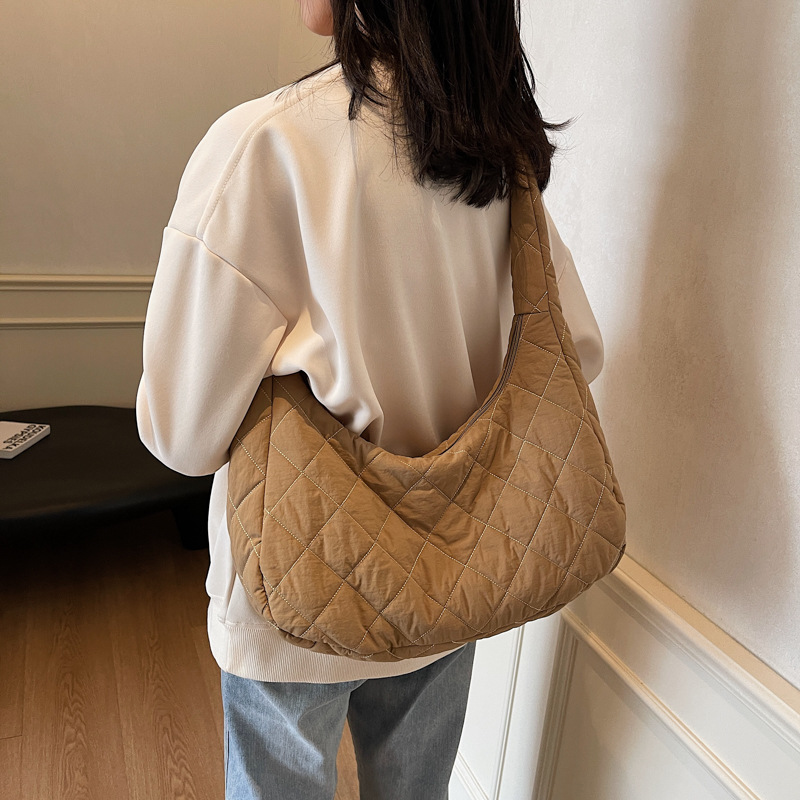 Diamond-shaped crossbody bag for women, 2024 new winter fashion single-shoulder bag, large-capacity crossbody bag, class commuting dumpling bag details Picture