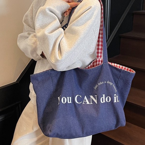 This canvas bag features a niche design with an ins high-end feel. It's a large-capacity commuter single-shoulder bag with Korean-style striped shopping bags on both sides full figure
