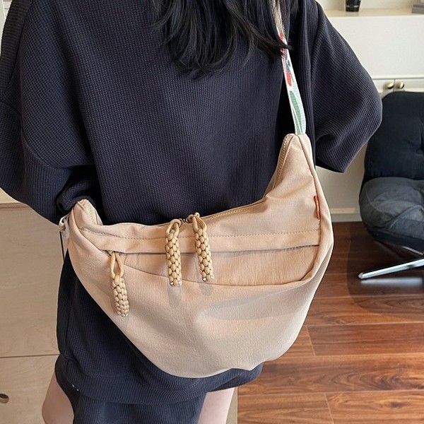 A solid-color crossbody bag for high school girls, a new single-shoulder casual large-capacity dumpling class bag that catches the eye Application Scenario