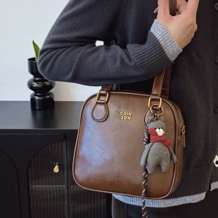 The new autumn and winter casual and fashionable European bag, the small square bag, is a retro, simple and high-end hand-held shoulder bag for women Application Scenario