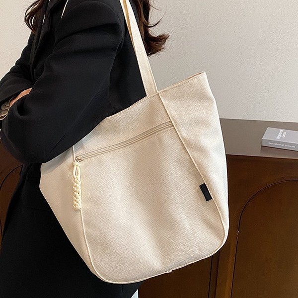 A new large-capacity fashionable tote bag in a solid color, simple and versatile single-shoulder bag, a college student commuting bag for classes, and a bestseller for women full figure