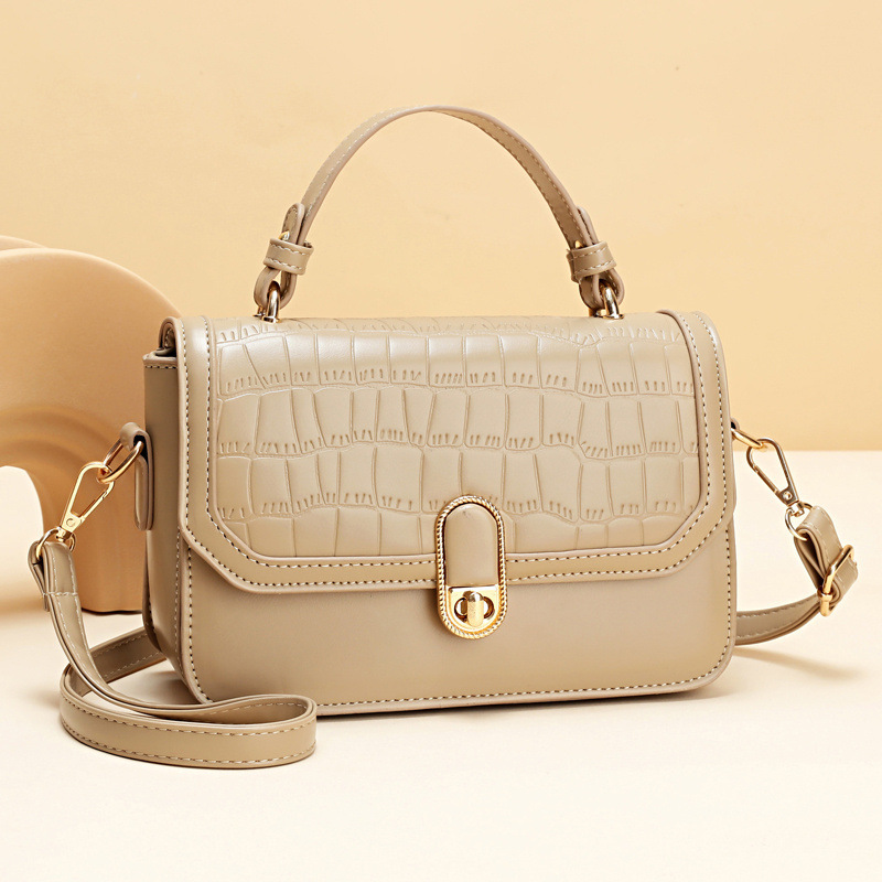 The 2022 autumn new stylish and versatile small square bag for women is a retro, fashionable and casual single-shoulder crossbody bag for ladies full figure