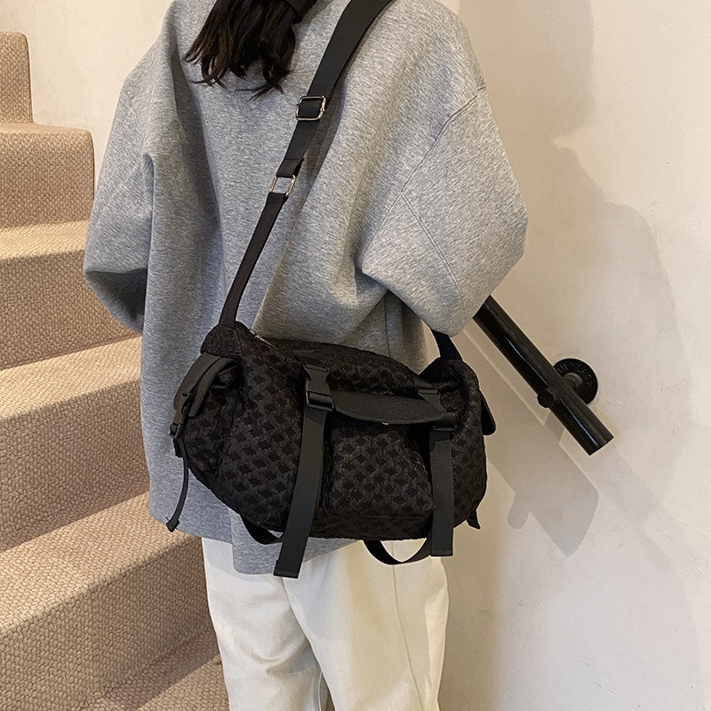 Korean style Instagram trendy casual dumpling bag for autumn and winter, portable and versatile for short trips, single-shoulder bag, 2024 fashionable women's bag details Picture
