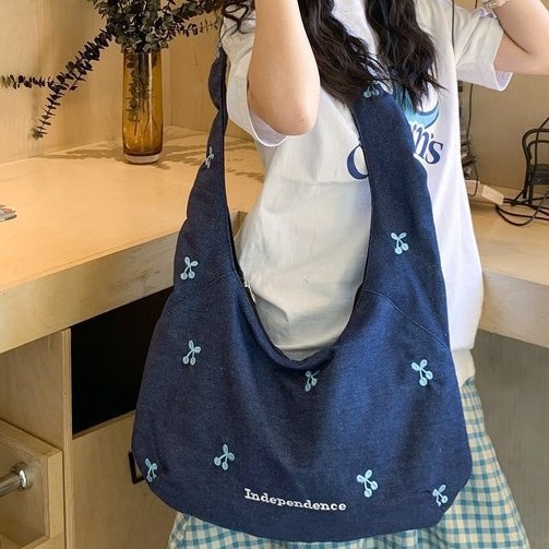 2025 Japanese fashion school style women's large-capacity casual, fresh and artistic tote bag for commuting to work Application Scenario