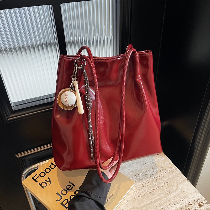 Oil wax leather bag for women, large capacity 2024 new style, high-end, fashionable and versatile casual single-shoulder bag, commuting bucket bag details Picture