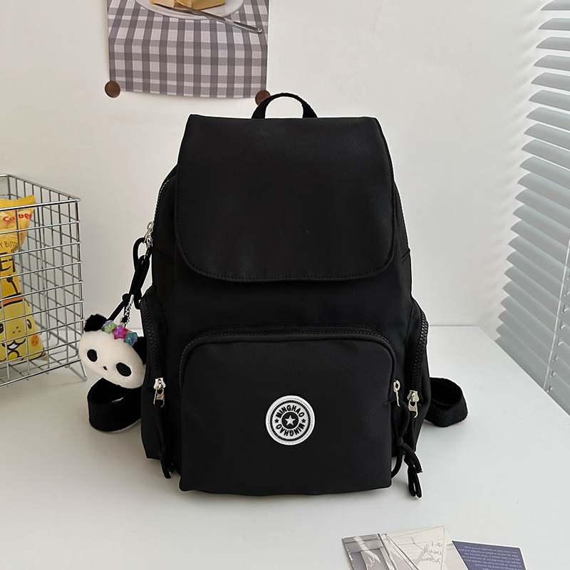 A new high-appearation-level backpack with a large capacity for casual use, a lightweight and lightweight schoolbag for primary school students, and a children's travel and study tour Application Scenario