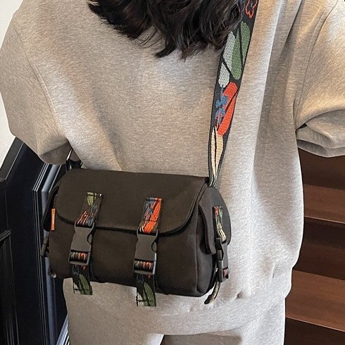 2025 New men's and women's single-shoulder bag, fashionable and casual bag, water-resistant Oxford fabric crossbody bag, trendy and simple small bag Application Scenario