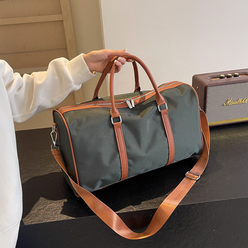 New large-capacity short-distance travel bags, fashionable fitness training bags for men and women, casual and lightweight crossbody carry-on bags details Picture