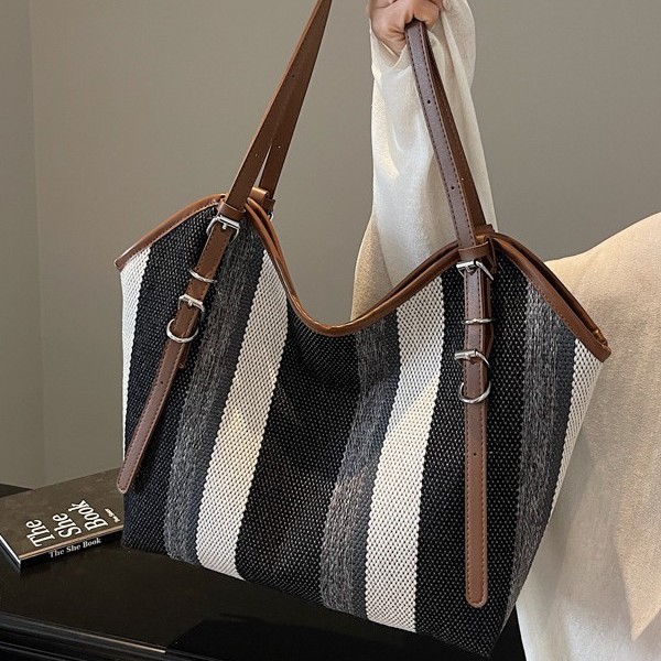Simple and large-capacity single-shoulder bag for women's casual commuting tote bag, fashionable and versatile, new design sense bag for autumn and winter Application Scenario