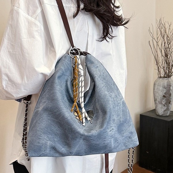 This is a new 2024 autumn and winter fashion and quality chain backpack with a multi-functional and large-capacity single-shoulder crossbody details Picture