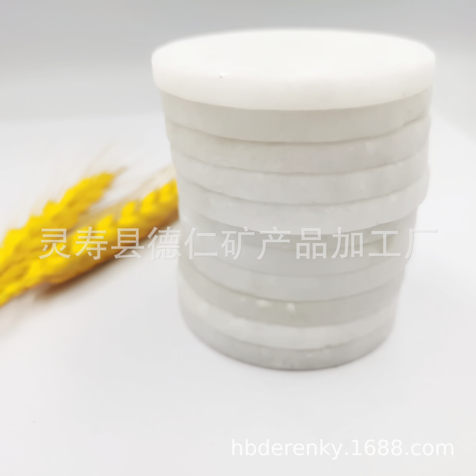 White regular round pieces of painting stones are in stock. Oval-shaped regular flat stones and pebbles are available for DIY painting rough stones Application Scenario